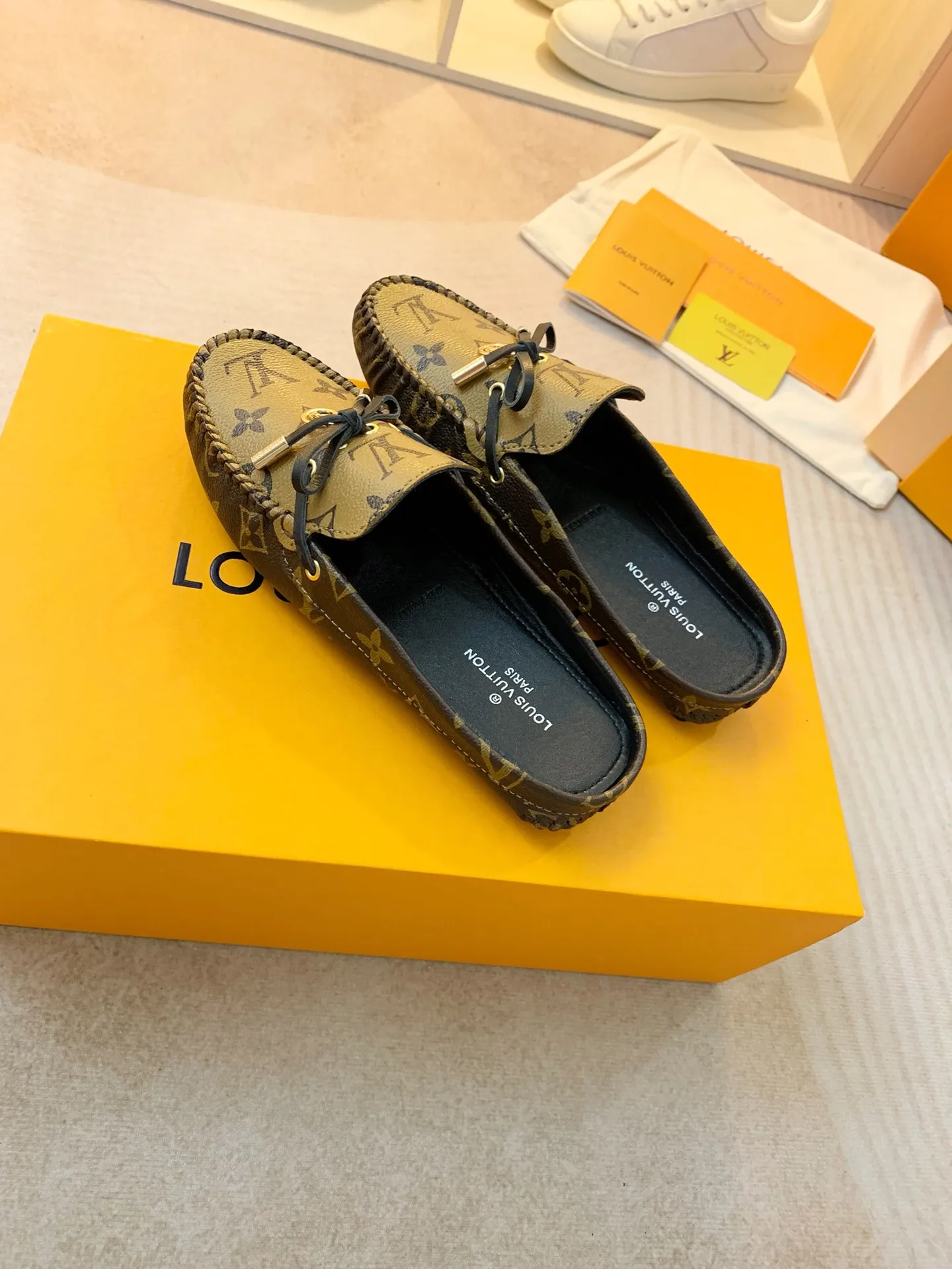 p460💰Couple model❤️🇫🇷 𝙇𝙤𝙪𝙞𝙨 𝙑𝙪𝙞𝙩𝙩𝙤𝙣 🇫🇷Louis Vuitton 2023 Classic𝓛𝓿 𝓣𝓻𝓪𝓲𝓷𝓮𝓻 Sports Series ➪➪➪¯ [Arizona Doudou Shoes Series] ▪️▪️▪️Arizona slip-on shoes are made of Monogram Eclipse canvas. Its hand-painted and dyed edges and hand-sewn uppers fully demonstrate Louis Vuitton's traditional shoemaking craftsmanship. This slip-on shoe is very lightweight. The integrated tongue and upper make it particularly comfortable and flexible. The soft outsole is equipped with rubber padding. Decorated with matching sash. Detailed features: ☑️Monogram Eclipse canvas ☑️Black Eclipse pattern ☑️Hand-painted shoe edges ☑️Hand-sewn uppers (each pair takes time to process) ☑️Integrated tongue and upper construction ☑️Outsole equipped with rubber lining ☑️size: 35_46